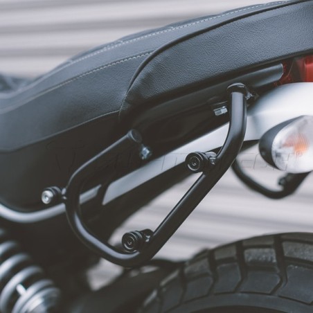 Telaio laterale SW-Motech per borsa Legend su Ducati Scrambler